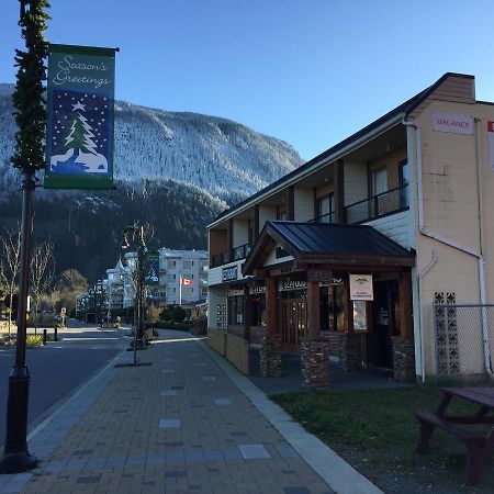 Spring Villa Hotel Harrison Hot Springs Exterior photo